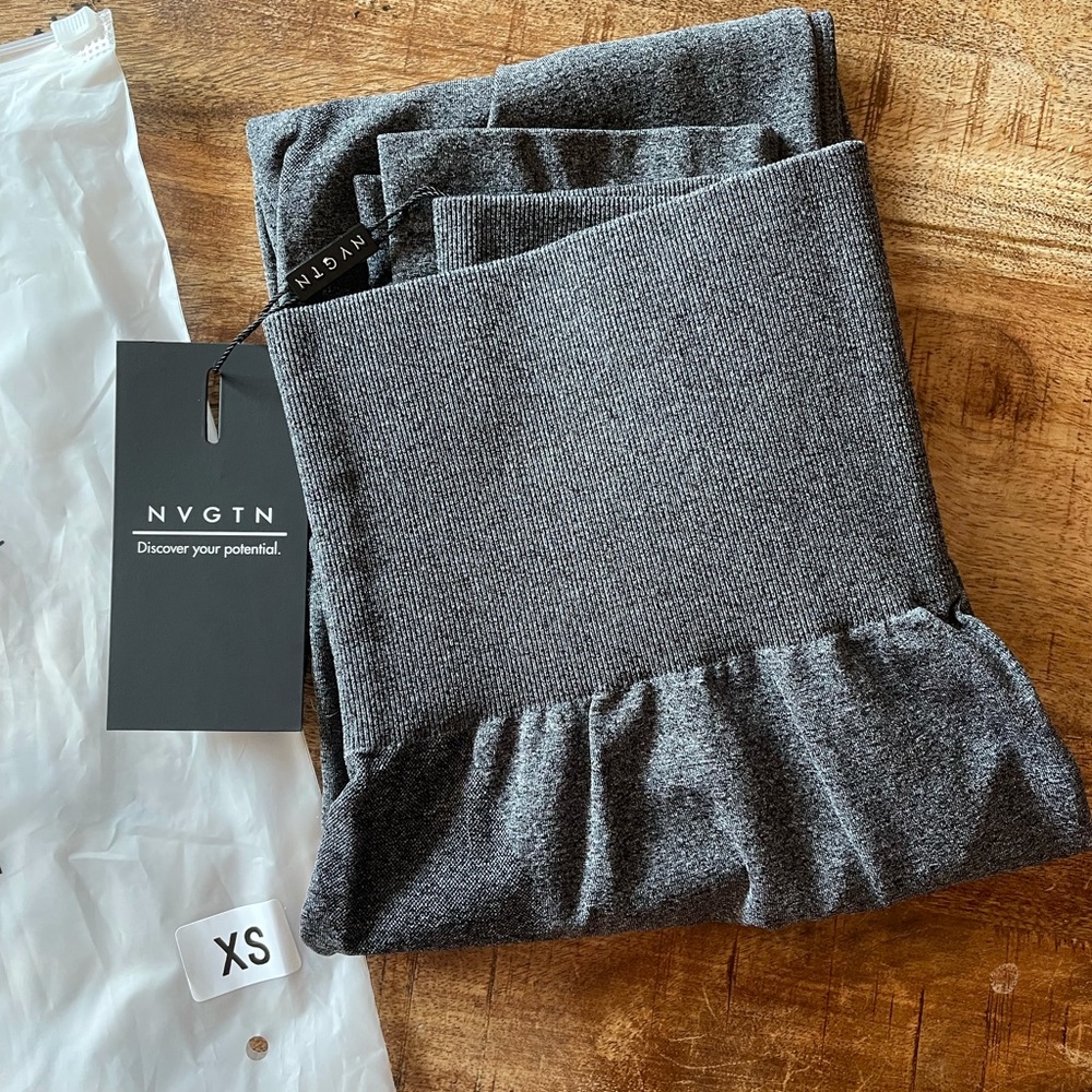 AUTHENTIC! NVGTN Seamless Contour Leggings - XS